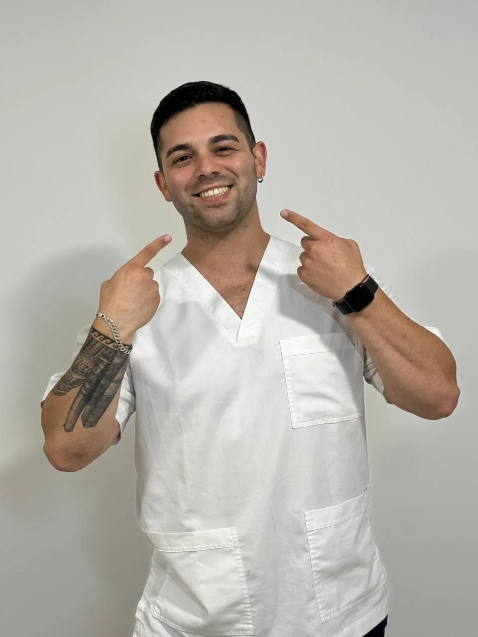 Dr. Daniel Sepúlveda Barbieri, Cirujano Dentista. El Dr. Daniel Sepúlveda Barbieri sonríe y se señala la sonrisa